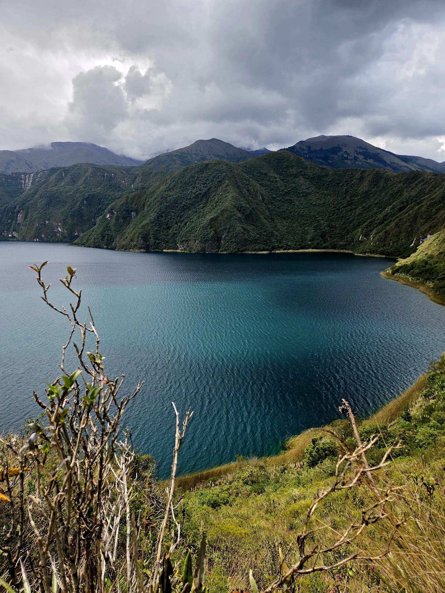 Kráterové jezero v horách u Quita